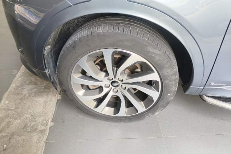 Used Land Rover Discovery Sport 2022 249 PS R-Dynamic S Performance Edition 5 Seats Left Front Wheel Hub