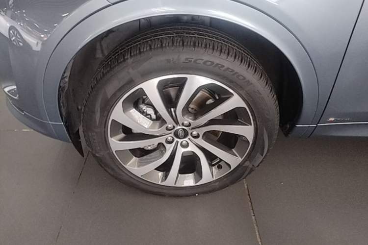 Used Land Rover Discovery Sport 2022 249 PS R-Dynamic SE Performance Tech Edition 5 Seats Left Front Wheel Hub