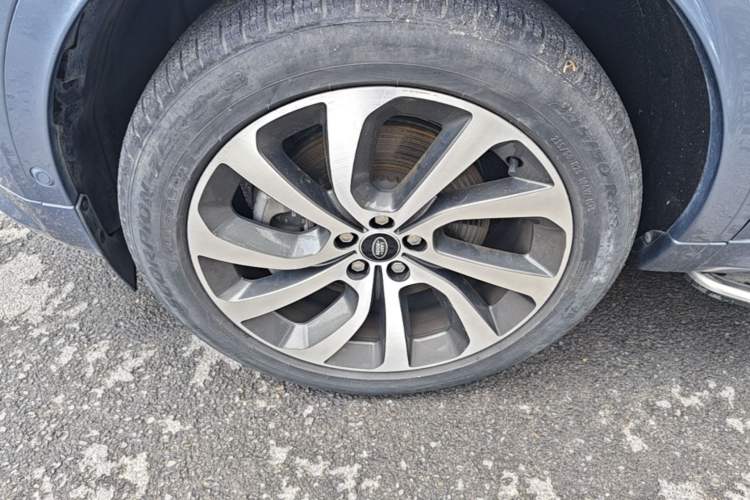 Used Land Rover Discovery Sport 2022 Restyled 249 PS R-Dynamic SE Performance Tech Edition 5 Seats Left Front Wheel Hub