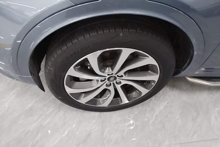 Used Land Rover Discovery Sport 2022 249 PS R-Dynamic S Performance Edition 5 Seats Left Front Wheel Hub
