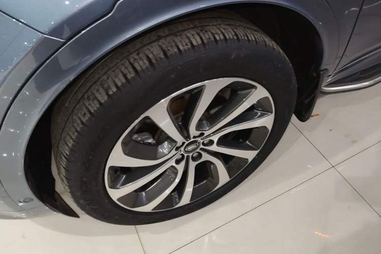 Used Land Rover Discovery Sport 2022 249 PS R-Dynamic SE Performance Tech Edition 5 Seats Left Front Wheel Hub
