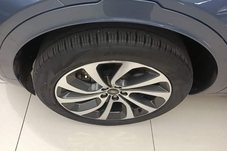 Used Land Rover Discovery Sport 2022 Revised Version 249 PS R-Dynamic S Performance Edition 5 Seats Left Front Wheel Hub