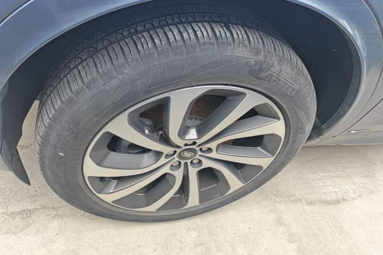 Used Land Rover Discovery Sport 2022 249 PS R-Dynamic SE Performance Tech Edition 5 Seats Left Front Wheel Hub