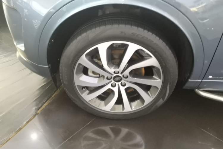 Used Land Rover Discovery Sport 2022 249 PS R-Dynamic SE Performance Tech Edition 5 Seats Left Front Wheel Hub