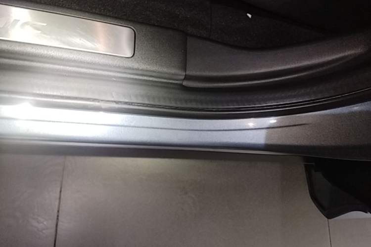 Used Land Rover Discovery Sport 2022 249 PS R-Dynamic SE Performance Tech Edition 5 Seats Left Side Sill