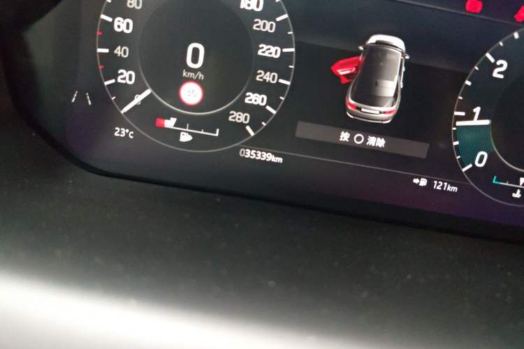 Used Land Rover Discovery Sport 2022 249 PS R-Dynamic SE Performance Tech Edition 5 Seats Odometer Close Up