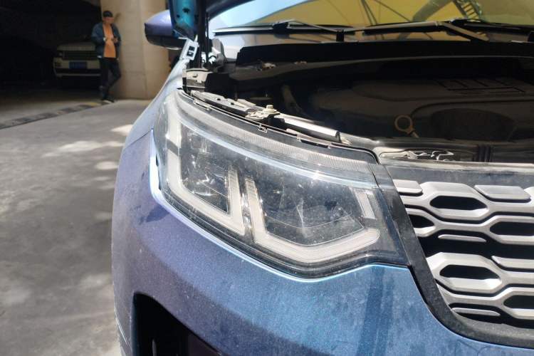 Used Land Rover Discovery Sport 2022 249 PS R-Dynamic SE Performance Tech Edition 5 Seats Right Front Headlight