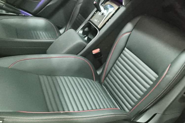 Used Land Rover Discovery Sport 2022 Revised Version 249 PS R-Dynamic S Performance Edition 5 Seats Right Front Seat