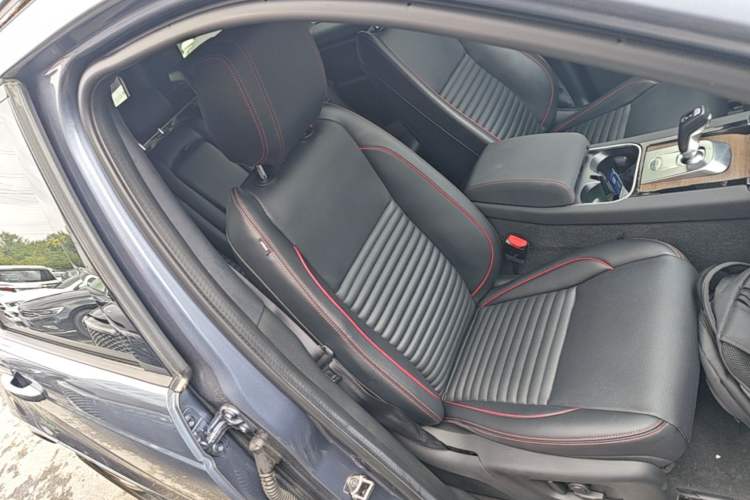 Used Land Rover Discovery Sport 2022 Restyled 249 PS R-Dynamic SE Performance Tech Edition 5 Seats Right Front Seat