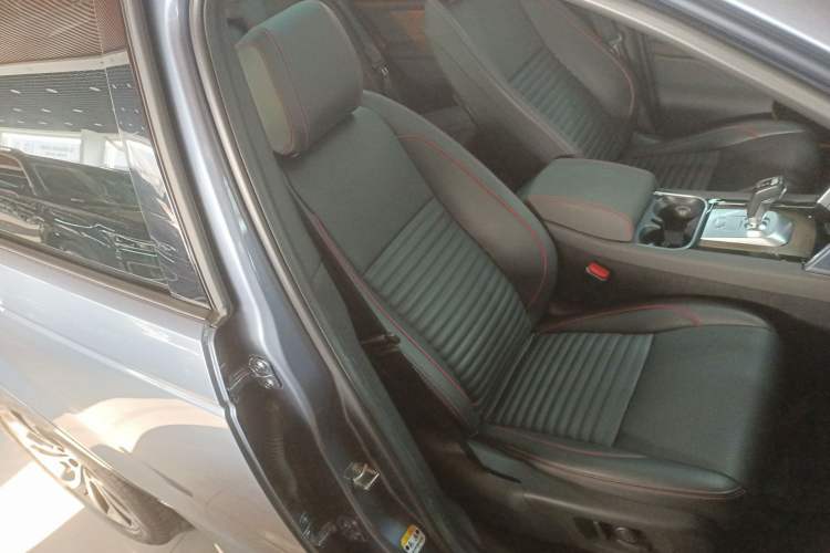 Used Land Rover Discovery Sport 2022 249 PS R-Dynamic SE Performance Tech Edition 5 Seats Right Front Seat
