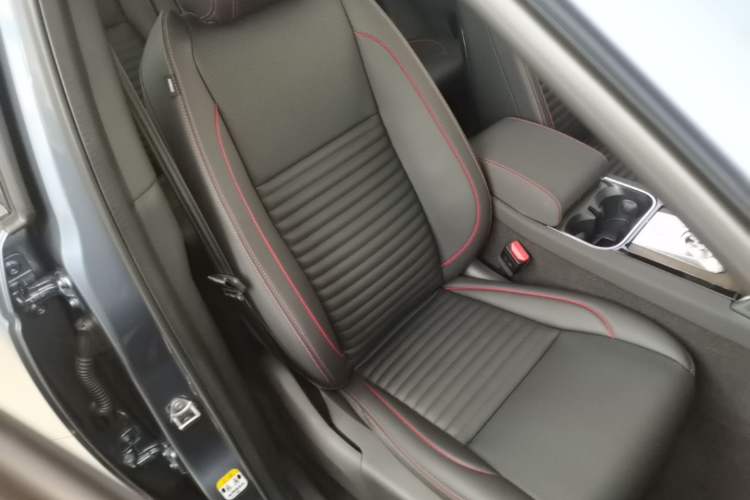 Used Land Rover Discovery Sport 2022 249 PS R-Dynamic SE Performance Tech Edition 5 Seats Right Front Seat