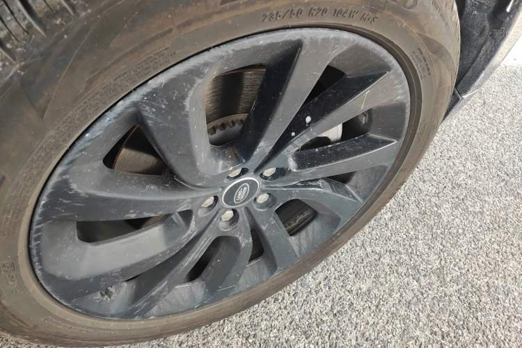 Used Land Rover Discovery Sport 2022 249 PS R-Dynamic S Performance Edition 5 Seats Right Front Wheel Hub