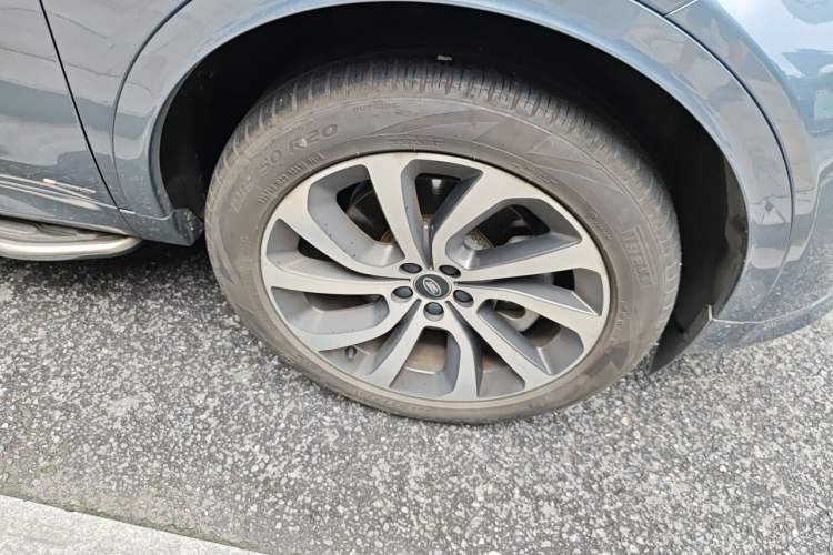 Used Land Rover Discovery Sport 2022 249 PS R-Dynamic S Performance Edition 5 Seats Right Front Wheel Hub