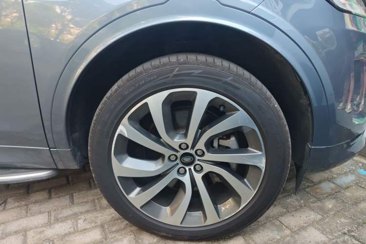 Used Land Rover Discovery Sport 2022 Revised Version 249 PS R-Dynamic S Performance Edition 5 Seats Right Front Wheel Hub