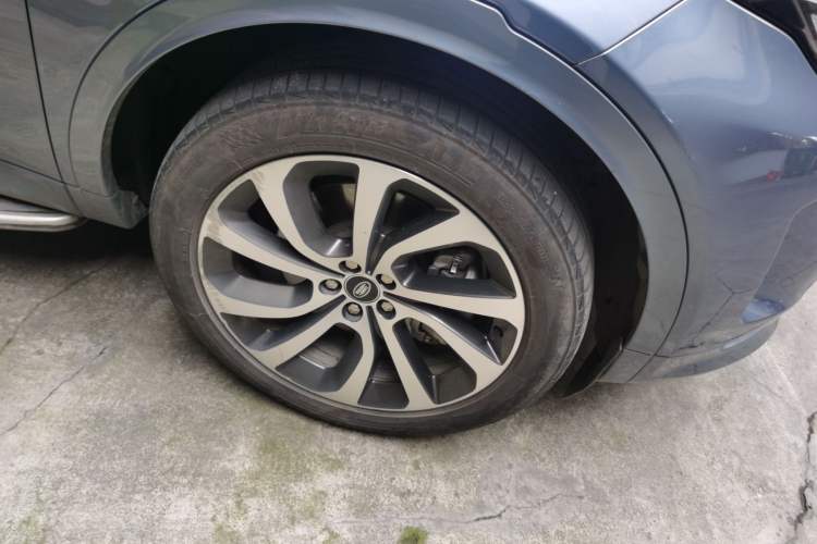 Used Land Rover Discovery Sport 2022 249 PS R-Dynamic S Performance Edition 5 Seats Right Front Wheel Hub