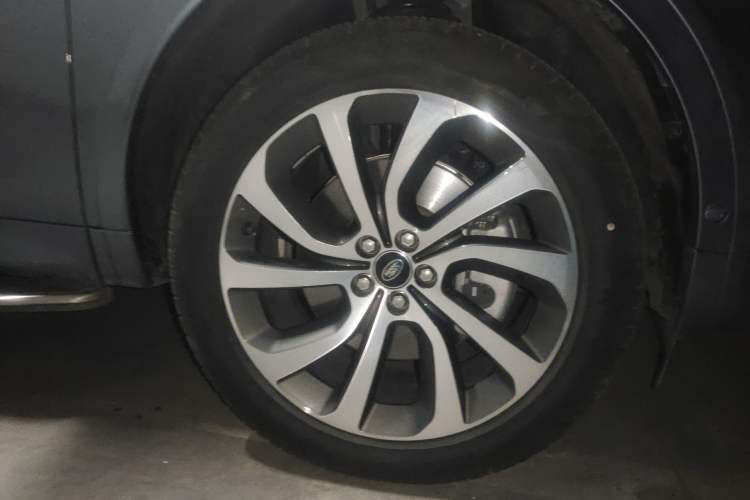 Used Land Rover Discovery Sport 2022 Restyled 249 PS R-Dynamic SE Performance Tech Edition 5 Seats Right Front Wheel Hub