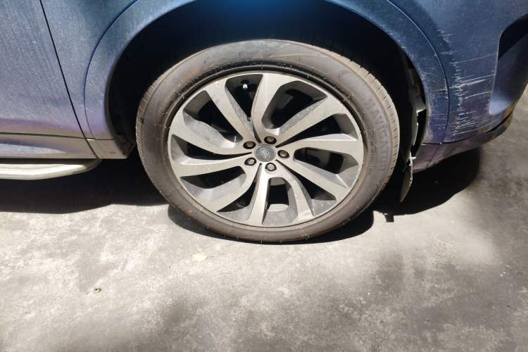 Used Land Rover Discovery Sport 2022 249 PS R-Dynamic SE Performance Tech Edition 5 Seats Right Front Wheel Hub