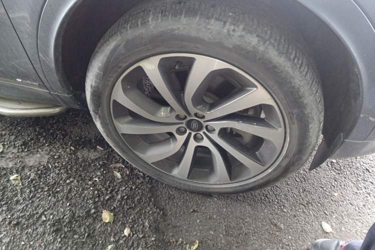 Used Land Rover Discovery Sport 2022 249 PS R-Dynamic S Performance Edition 5 Seats Right Front Wheel Hub