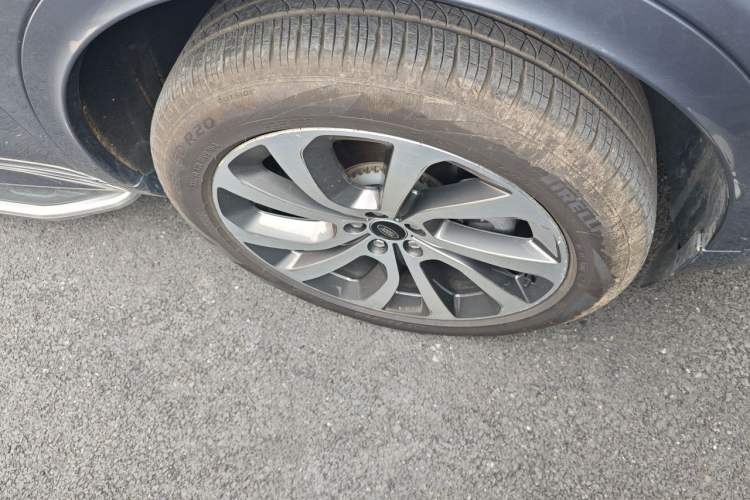 Used Land Rover Discovery Sport 2022 249 PS R-Dynamic S Performance Edition 5 Seats Right Front Wheel Hub