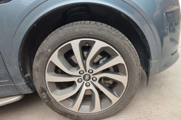 Used Land Rover Discovery Sport 2022 249 PS R-Dynamic SE Performance Tech Edition 5 Seats Right Front Wheel Hub