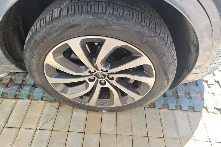 Used Land Rover Discovery Sport 2022 Restyled 249 PS R-Dynamic SE Performance Tech Edition 5 Seats Right Front Wheel Hub