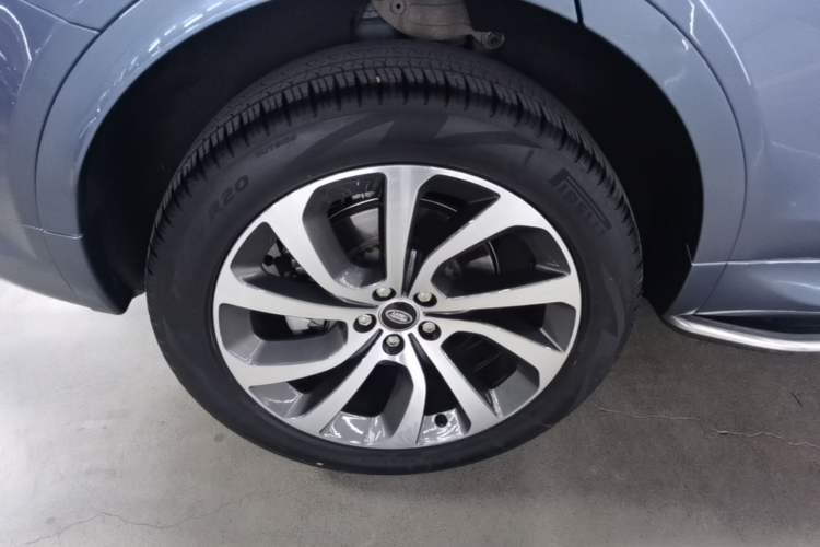 Used Land Rover Discovery Sport 2022 249 PS R-Dynamic S Performance Edition 5 Seats Right Rear Wheel Hub