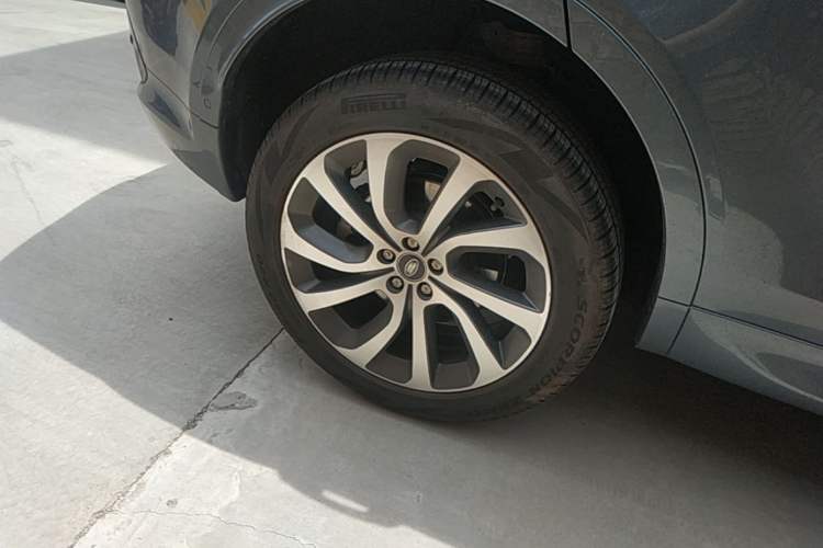 Used Land Rover Discovery Sport 2022 249 PS R-Dynamic SE Performance Tech Edition 5 Seats Right Rear Wheel Hub