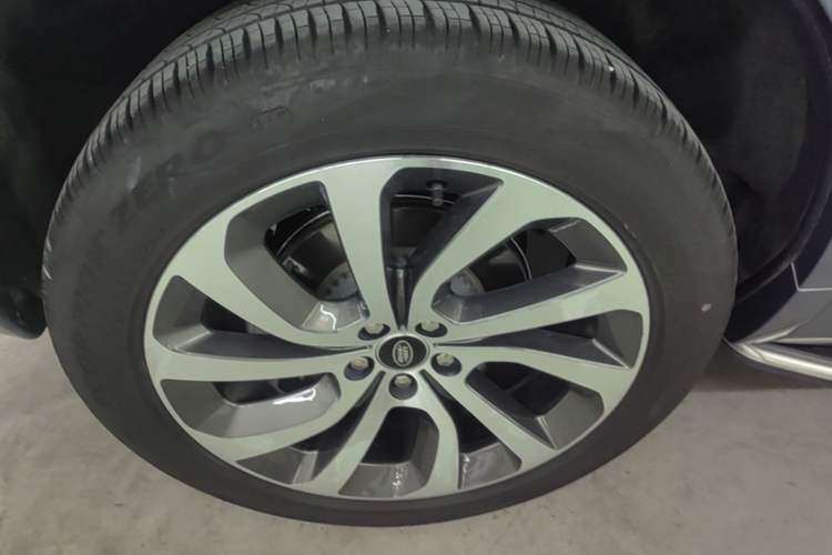 Used Land Rover Discovery Sport 2022 249 PS R-Dynamic S Performance Edition 5 Seats Right Rear Wheel Hub