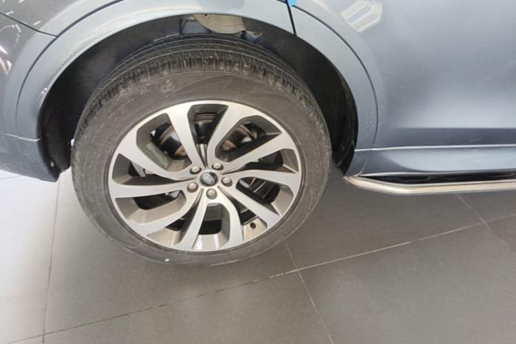 Used Land Rover Discovery Sport 2022 249 PS R-Dynamic S Performance Edition 5 Seats Right Rear Wheel Hub