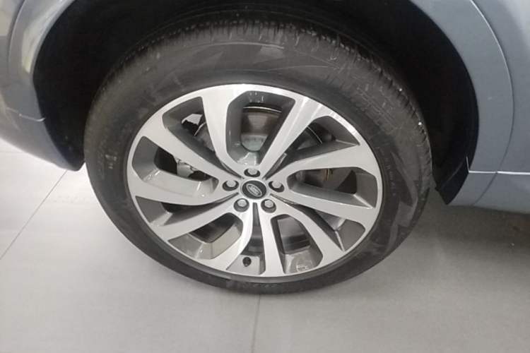 Used Land Rover Discovery Sport 2022 249 PS R-Dynamic SE Performance Tech Edition 5 Seats Right Rear Wheel Hub