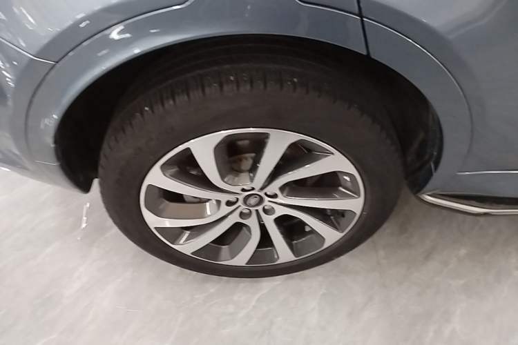 Used Land Rover Discovery Sport 2022 249 PS R-Dynamic S Performance Edition 5 Seats Right Rear Wheel Hub