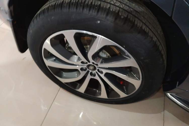 Used Land Rover Discovery Sport 2022 249 PS R-Dynamic SE Performance Tech Edition 5 Seats Right Rear Wheel Hub