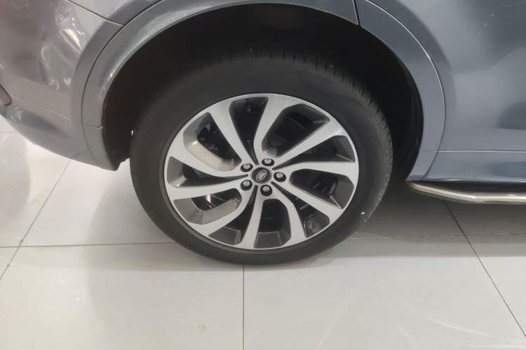 Used Land Rover Discovery Sport 2022 249 PS R-Dynamic S Performance Edition 5 Seats Right Rear Wheel Hub