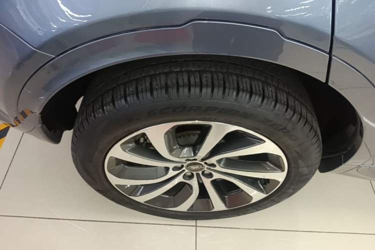 Used Land Rover Discovery Sport 2022 Revised Version 249 PS R-Dynamic S Performance Edition 5 Seats Right Rear Wheel Hub