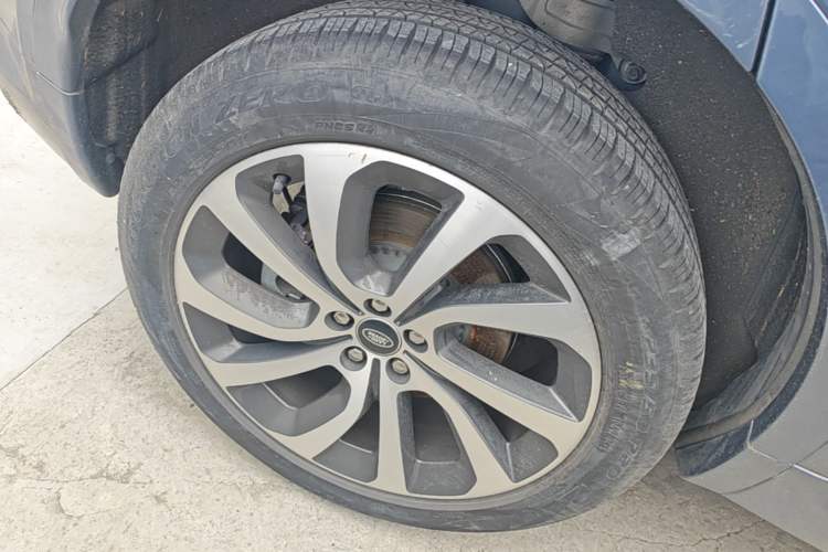 Used Land Rover Discovery Sport 2022 249 PS R-Dynamic SE Performance Tech Edition 5 Seats Right Rear Wheel Hub