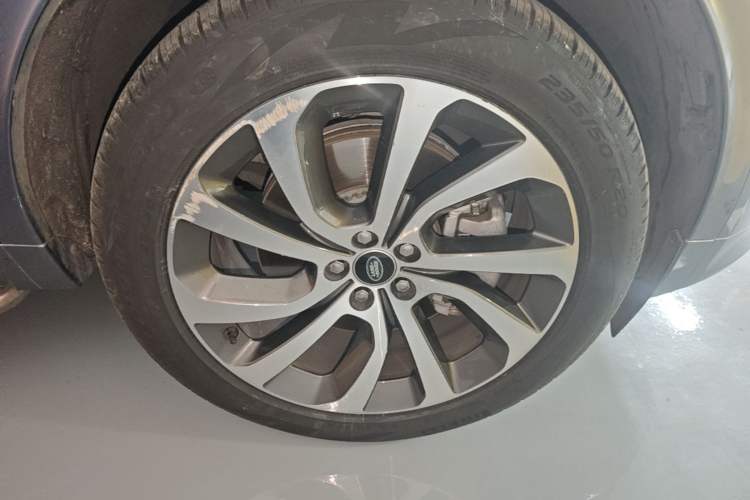 Used Land Rover Discovery Sport 2022 249 PS R-Dynamic S Performance Edition 5 Seats Right Rear Wheel Hub