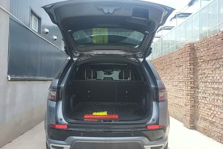 Used Land Rover Discovery Sport 2022 249 PS R-Dynamic SE Performance Tech Edition 5 Seats Trunk