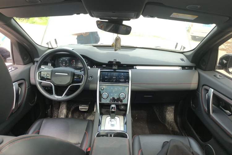 Used Land Rover Discovery Sport 2022 249 PS Metropolitan Edition 5 Seats Center Console