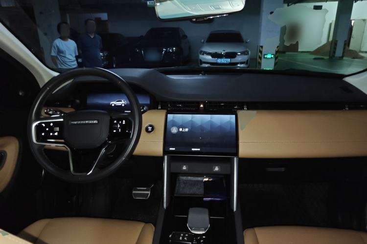 Used Land Rover Discovery Sport 2022 Revised Version 249 PS Metropolitan Edition Center Console
