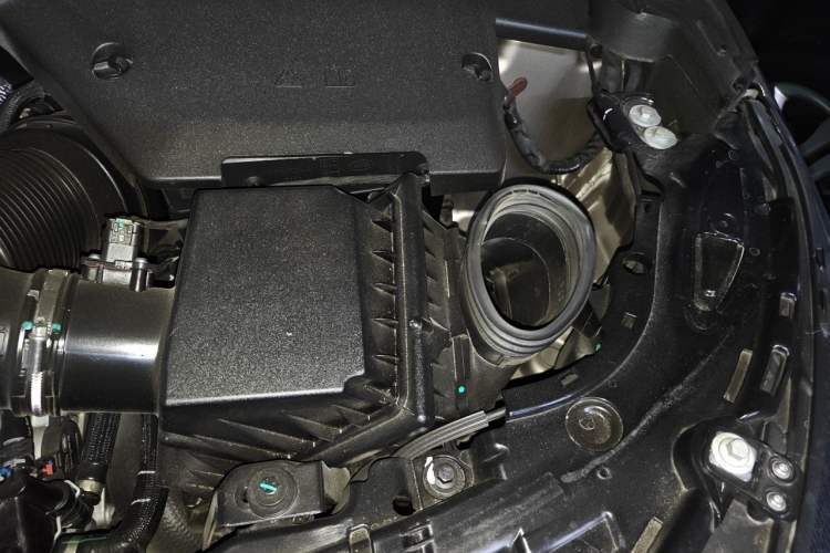 Used Land Rover Discovery Sport 2022 Revised Version 249 PS Metropolitan Edition Engine Bay Left