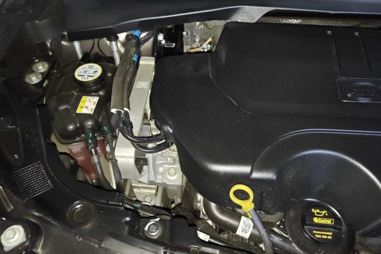 Used Land Rover Discovery Sport 2022 Revised Version 249 PS Metropolitan Edition Engine Bay Right