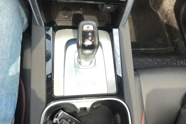 Used Land Rover Discovery Sport 2022 249 PS Metropolitan Edition 5 Seats Gear Lever