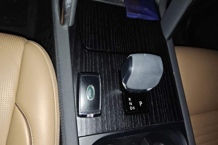 Used Land Rover Discovery Sport 2022 Revised Version 249 PS Metropolitan Edition Gear Lever