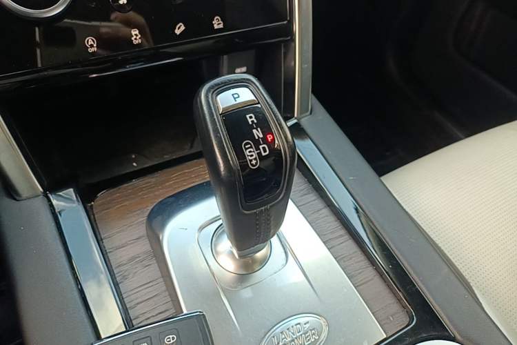 Used Land Rover Discovery Sport 2022 249 PS R-Dynamic HSE Luxury Custom Edition 7 Seats Gear Lever
