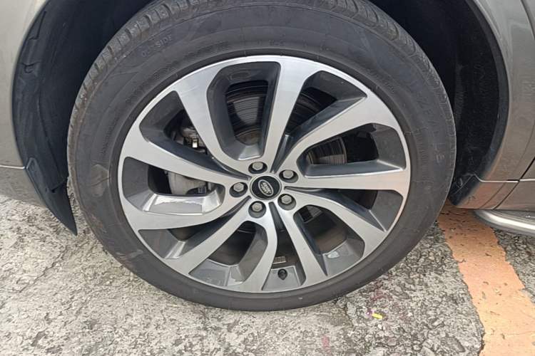 Used Land Rover Discovery Sport 2022 249 PS R-Dynamic HSE Luxury Custom Edition 7 Seats Left Front Wheel Hub