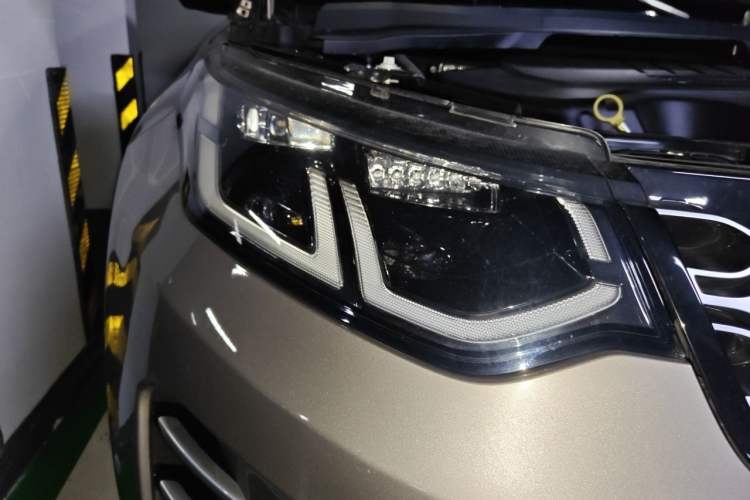 Used Land Rover Discovery Sport 2022 Revised Version 249 PS Metropolitan Edition Right Front Headlight