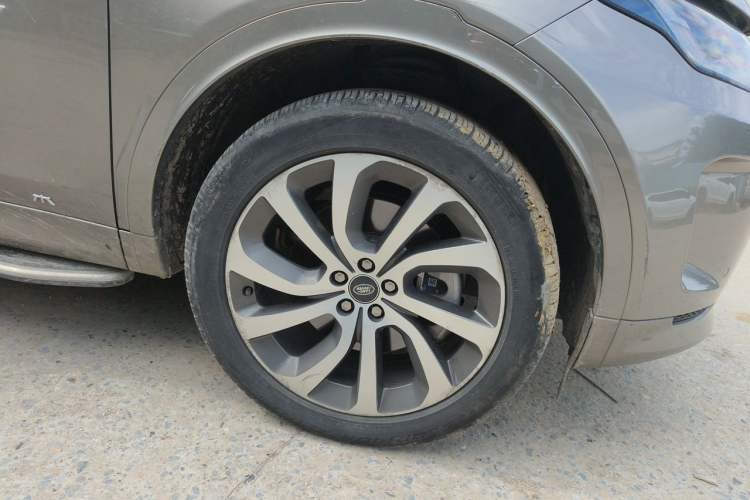 Used Land Rover Discovery Sport 2022 249 PS Metropolitan Edition 5 Seats Right Front Wheel Hub