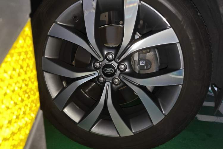 Used Land Rover Discovery Sport 2022 Revised Version 249 PS Metropolitan Edition Right Front Wheel Hub