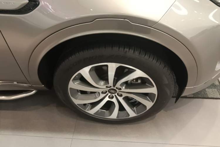 Used Land Rover Discovery Sport 2022 249 PS R-Dynamic S Performance Edition 5 Seats Right Front Wheel Hub