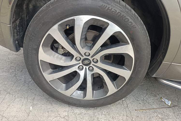 Used Land Rover Discovery Sport 2022 249 PS R-Dynamic HSE Luxury Custom Edition 7 Seats Right Rear Wheel Hub